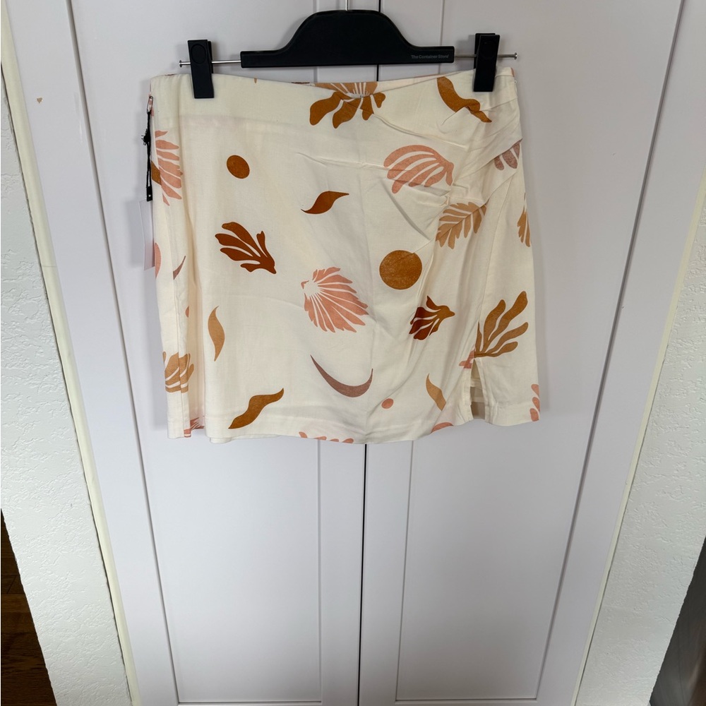 NWT Astr the Label Cream Mini Skirt with Rust & Blush Botanical Print